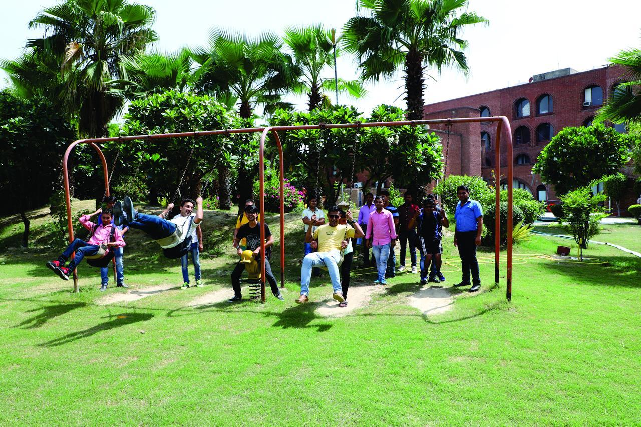 Kosi Magsons Resorts Vrindavan מראה חיצוני תמונה